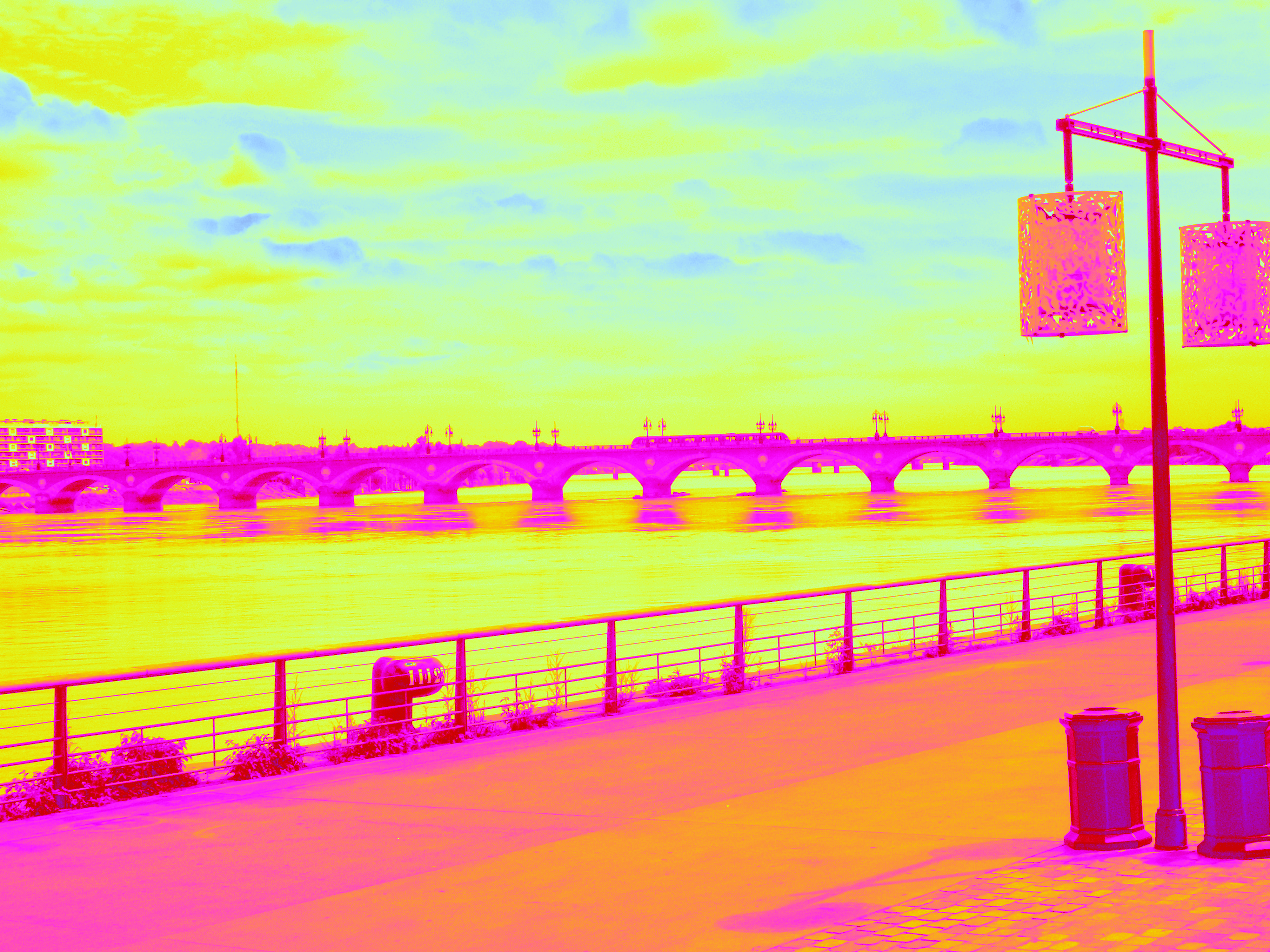 Photo des quais de Bordeaux recoloriée