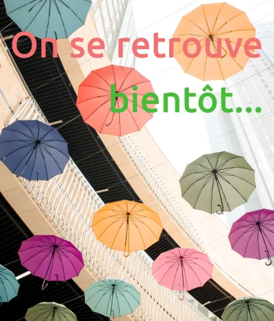 Des parapluies multicolores qui s'envolent dans une ville, avec le texte "On se retrouve bientôt..."
